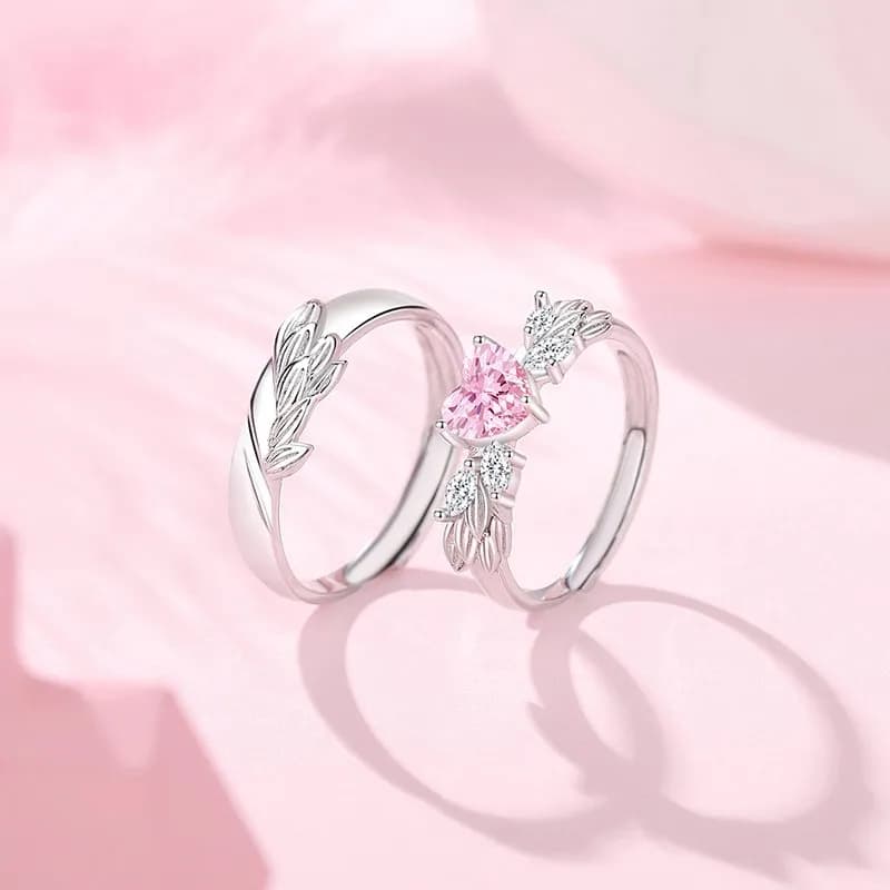 AMOR CELESTIAL: ANILLOS DE PAREJA EN PLATA 925 CON ALAS DE ÁNGEL Y CORAZÓN ROSA