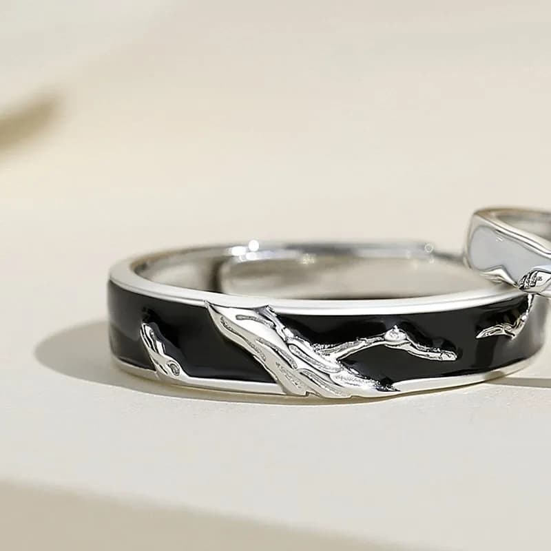 PRIMAVERA ETERNA: ANILLOS DE PAREJA CON HOJAS DE BOSQUE Y DISEñO INNOVADOR 2