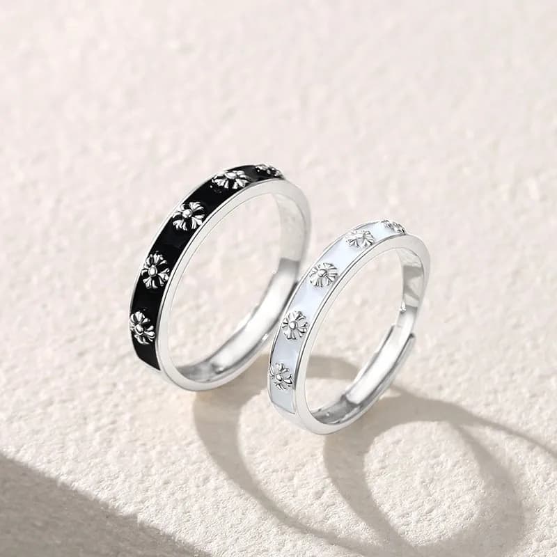 CRUCE DE FLORES: ANILLOS DE PAREJA CON IRIS EN BLANCO Y NEGRO PARA ÉL Y ELLA