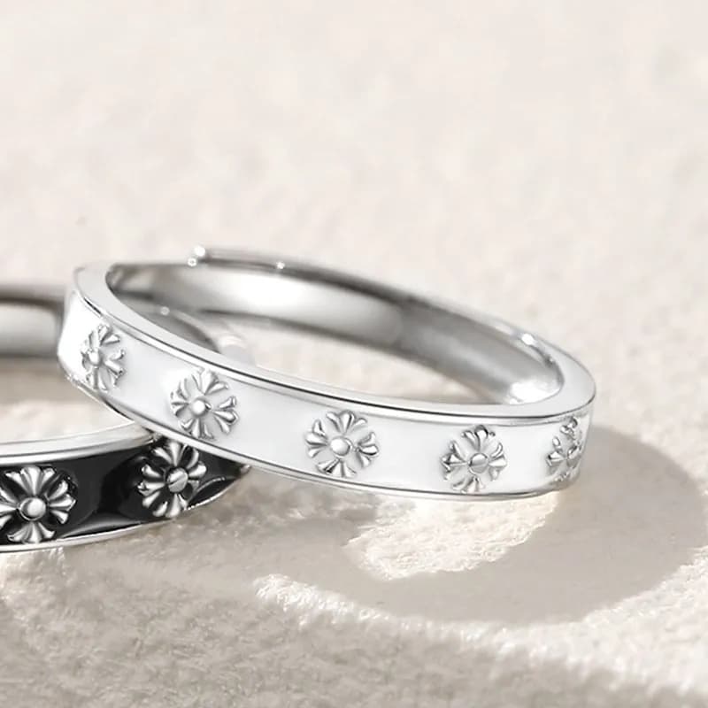 CRUCE DE FLORES: ANILLOS DE PAREJA CON IRIS EN BLANCO Y NEGRO PARA ÉL Y ELLA 3
