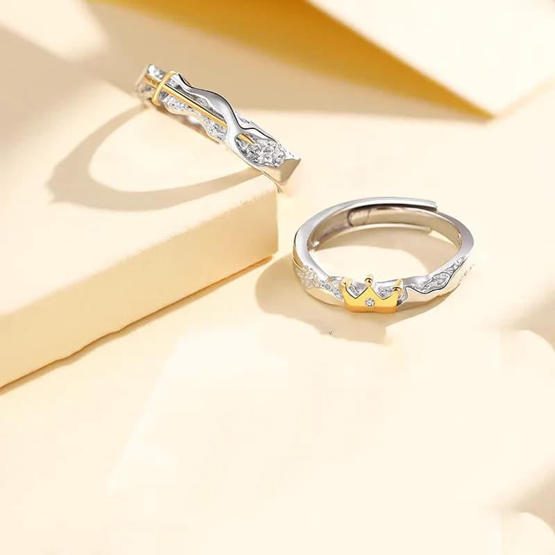Un amor de leyenda Anillos de pareja en plata 925, inspirados en la espada del caballero y la corona de su amada." 2
