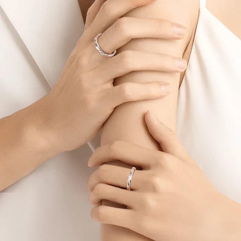 Mensajes de Amor: Anillos de Pareja con Corazón Oculto en Plata S925 2