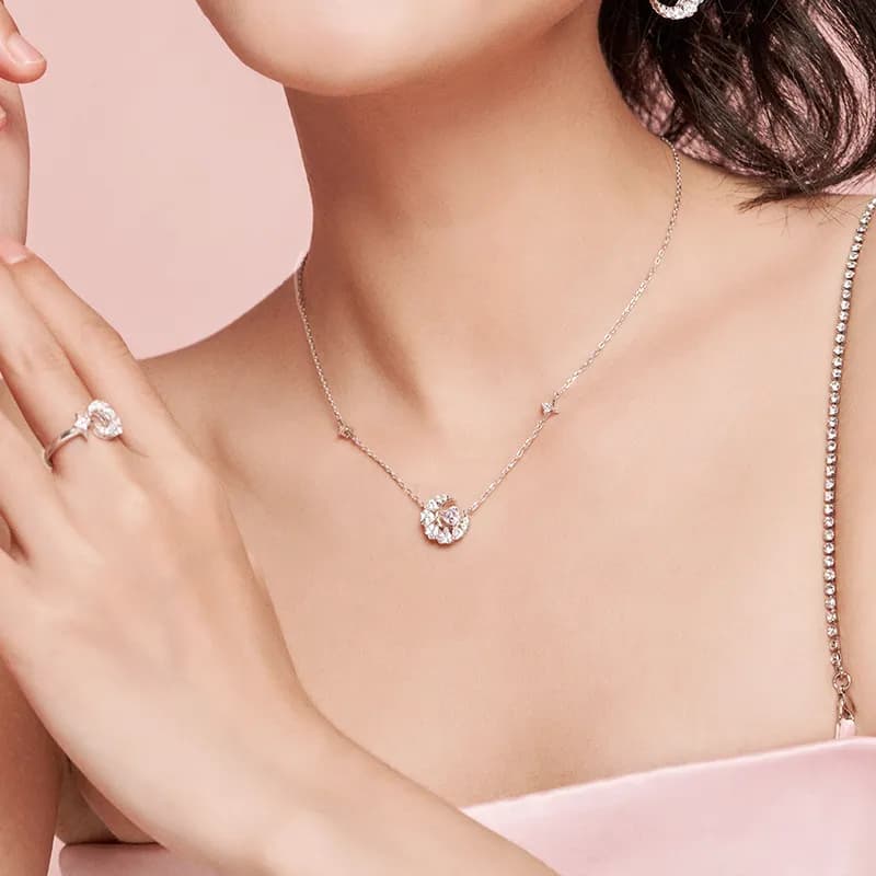 Romance Celestial: Collar de Luna y Corazón en Plata S925 2