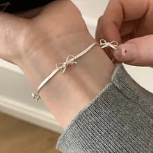 Pulsera Coquette en Plata 925 – Un Encanto de Lazo y Dulzura