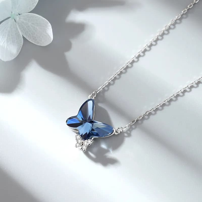 Encanto de Mariposa Azul: Collar de Cristal en Plata S925