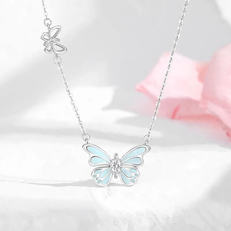 Mariposa Mágica: Collar de Plata S925 con Brillo Nocturno