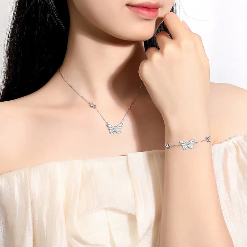 Mariposa Mágica: Collar de Plata S925 con Brillo Nocturno 3