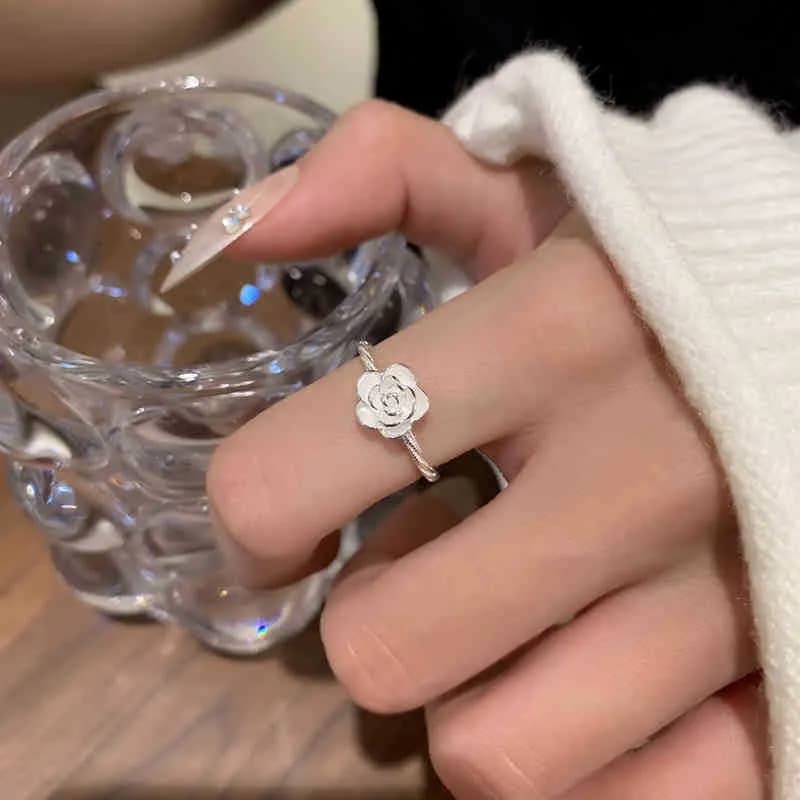 Promesa en Rosa" – Anillo Sofisticado con Diseño Floral