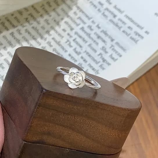 Promesa en Rosa" – Anillo Sofisticado con Diseño Floral 3