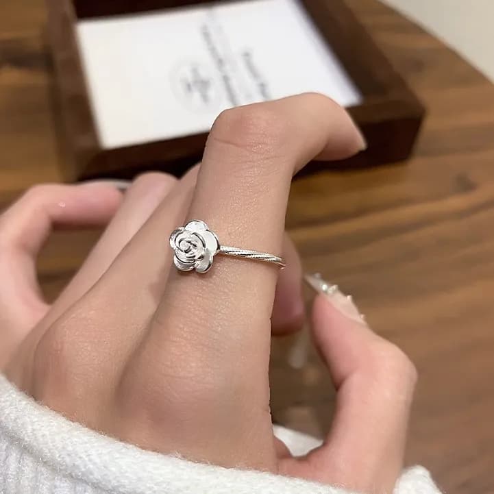 Promesa en Rosa" – Anillo Sofisticado con Diseño Floral 4