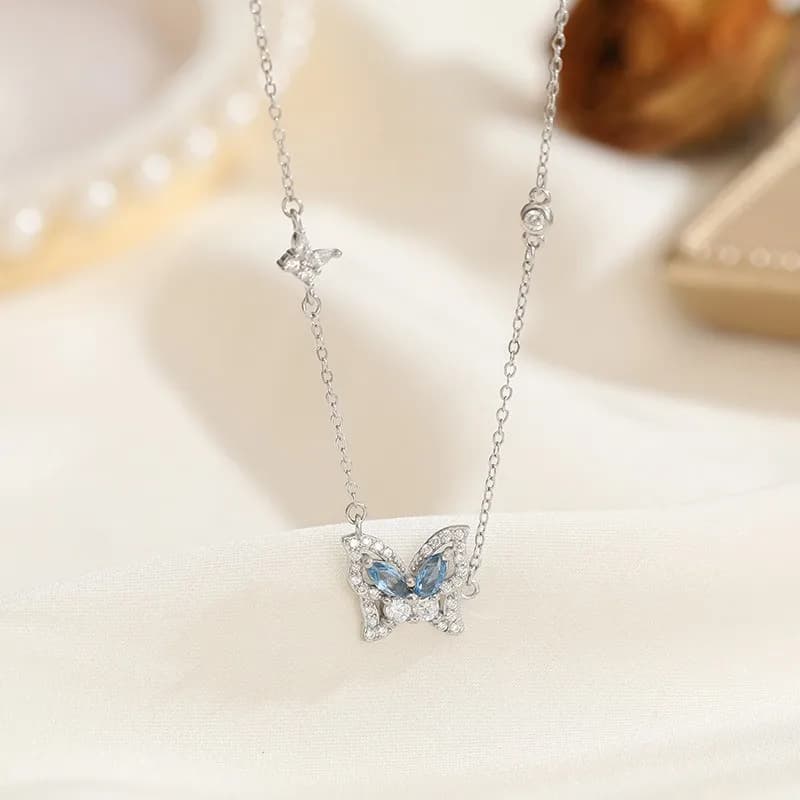 Alma de Mariposa" – Belleza Ligera en Azul Hielo y Plata 2