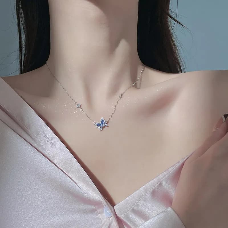 Alma de Mariposa" – Belleza Ligera en Azul Hielo y Plata 4