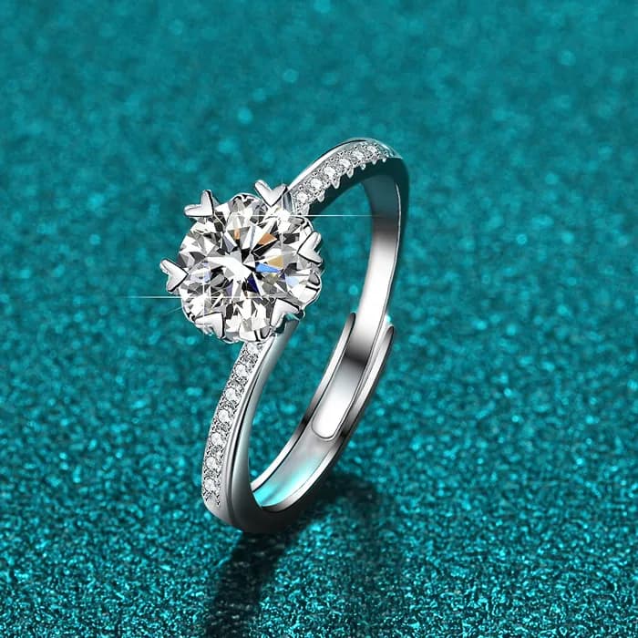 Anillo Solitario Ajustable "Amor Radiante" con Engarce de Corazones