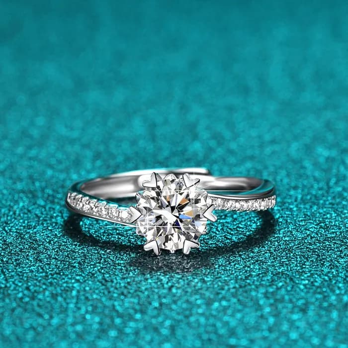 Anillo Solitario Ajustable "Amor Radiante" con Engarce de Corazones 2