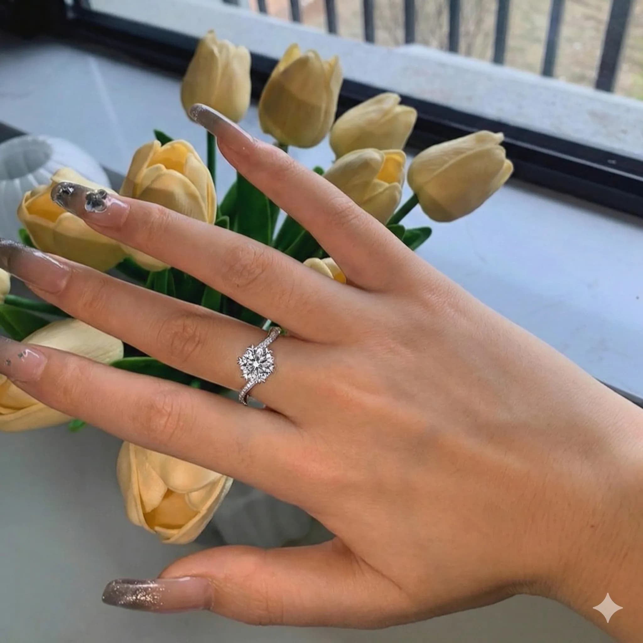 Anillo Solitario Ajustable "Amor Radiante" con Engarce de Corazones 3