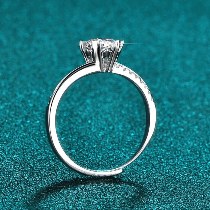 Anillo Solitario Ajustable "Amor Radiante" con Engarce de Corazones 4