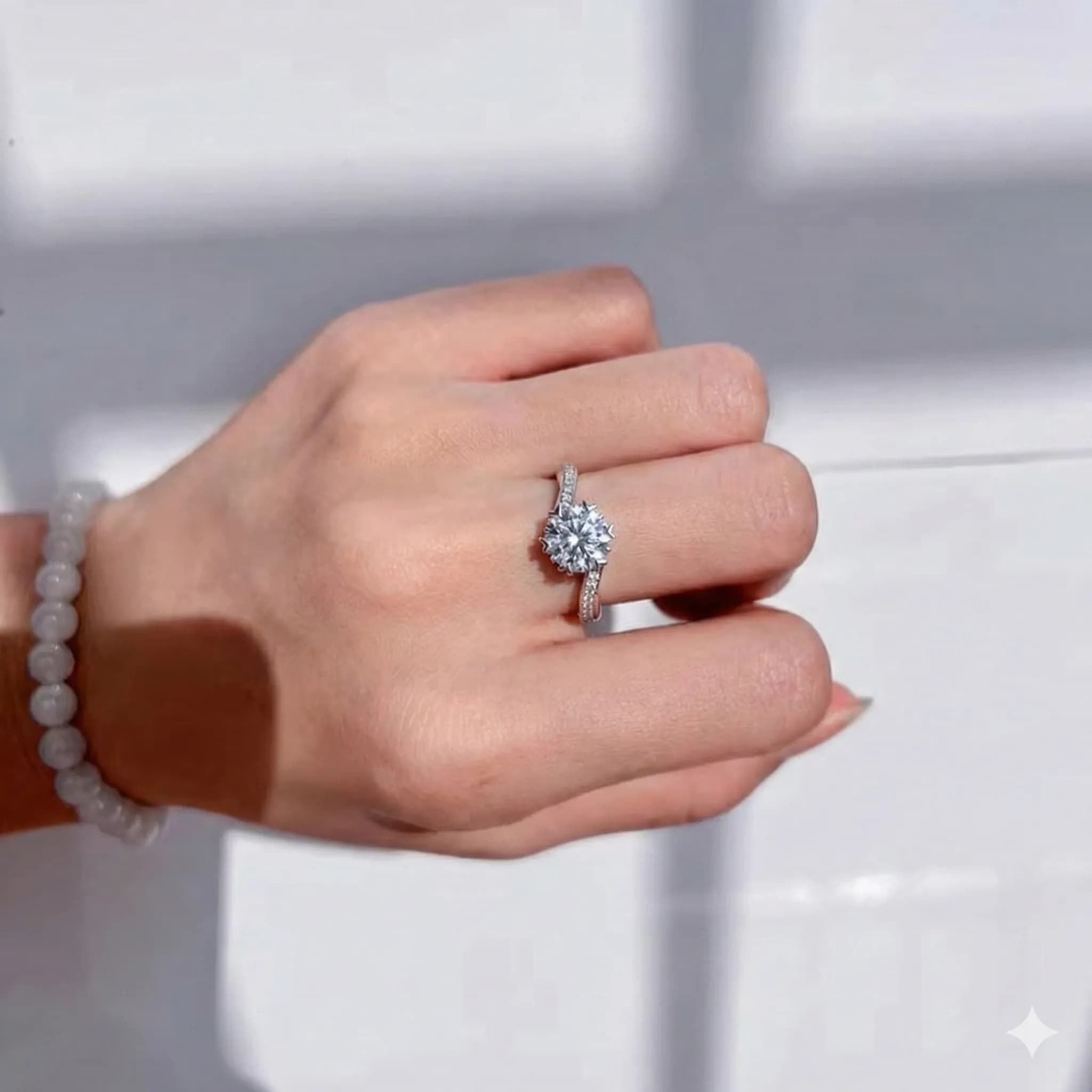 Anillo Solitario Ajustable "Amor Radiante" con Engarce de Corazones 5