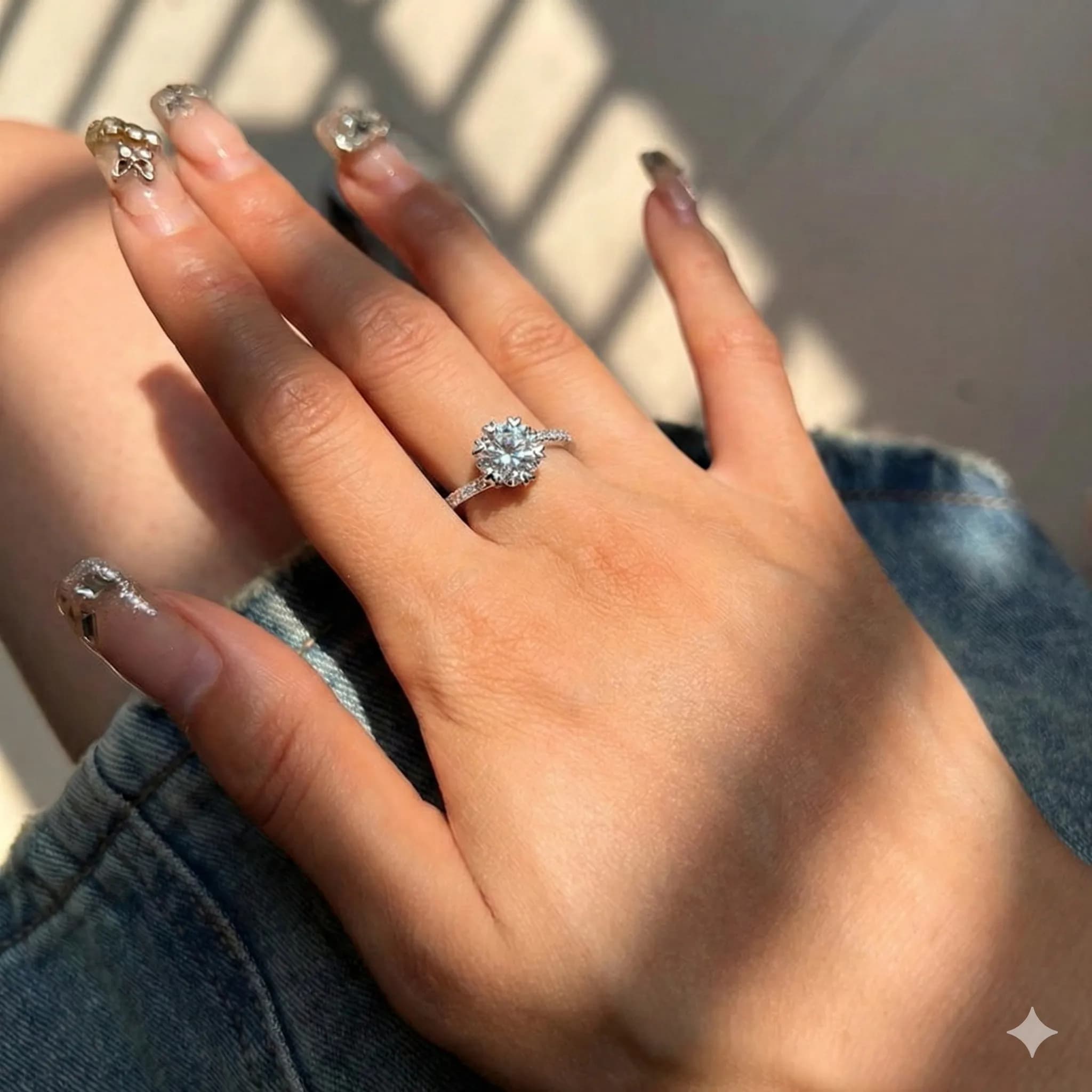 Anillo Solitario Ajustable "Amor Radiante" con Engarce de Corazones 7