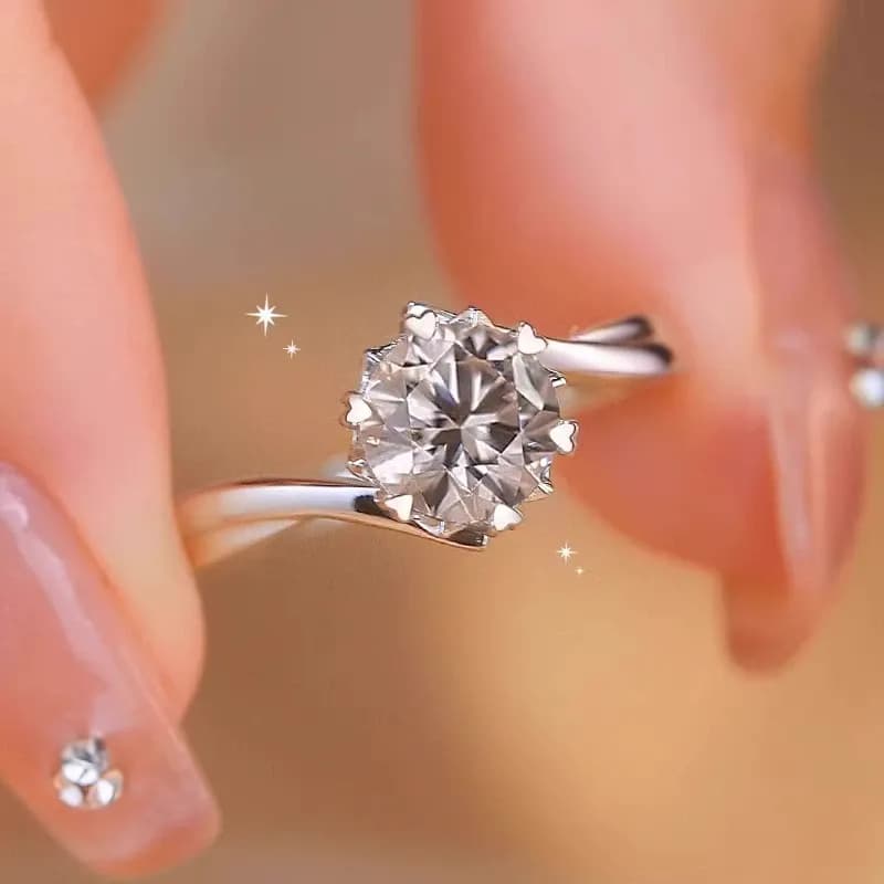 Anillo de Compromiso Ajustable en Plata con Zirconia y Garras de Corazón