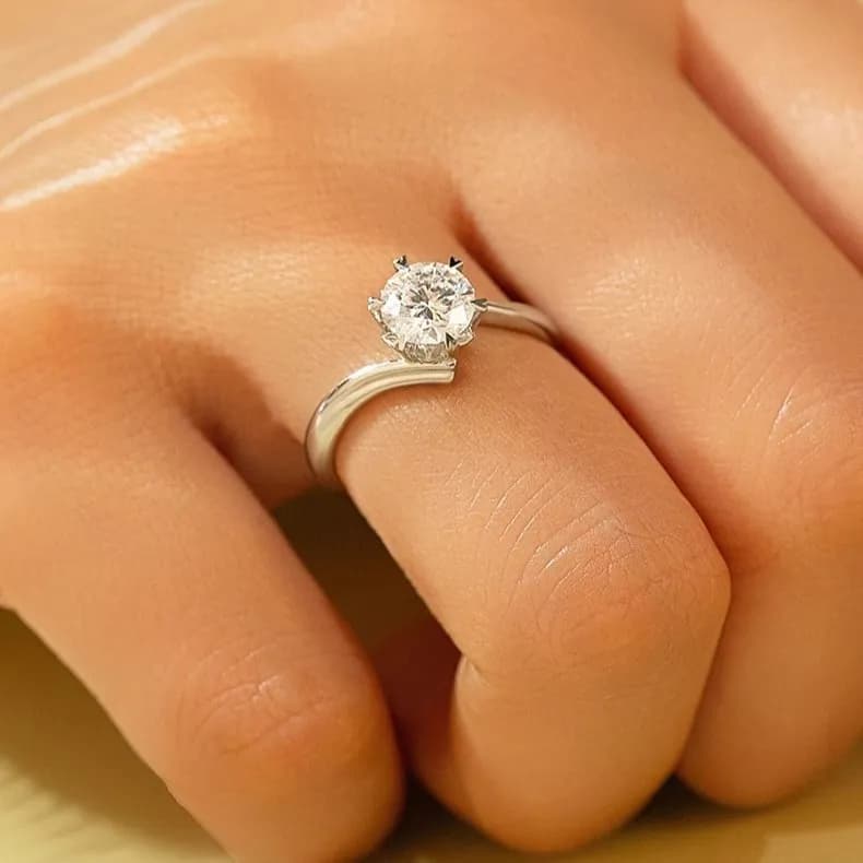 Anillo de Compromiso Ajustable en Plata con Zirconia y Garras de Corazón 2