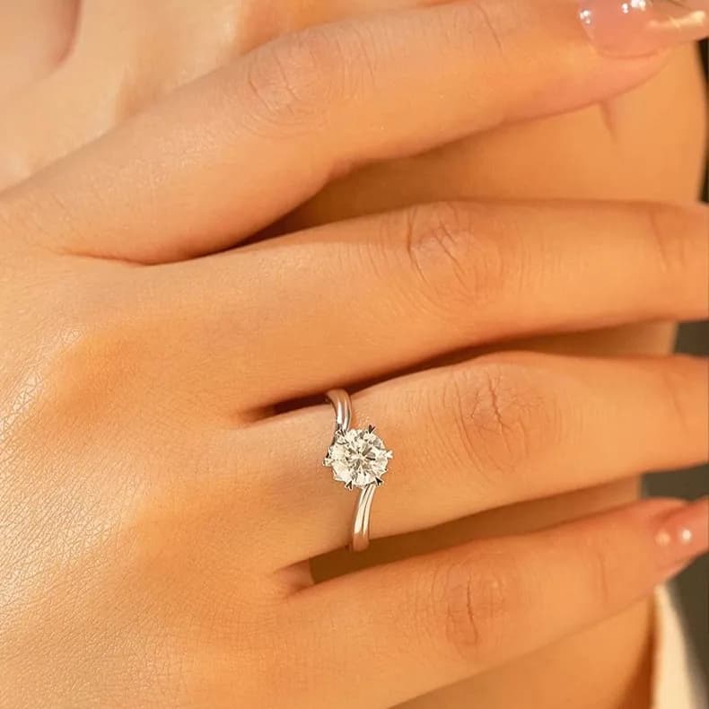 Anillo de Compromiso Ajustable en Plata con Zirconia y Garras de Corazón 4