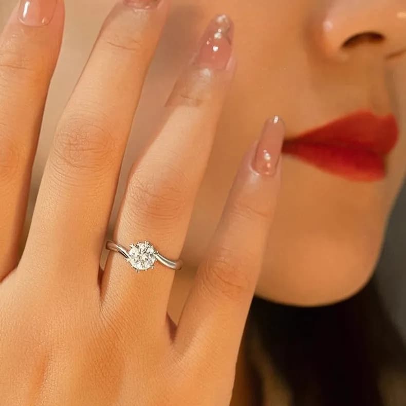 Anillo de Compromiso Ajustable en Plata con Zirconia y Garras de Corazón 6