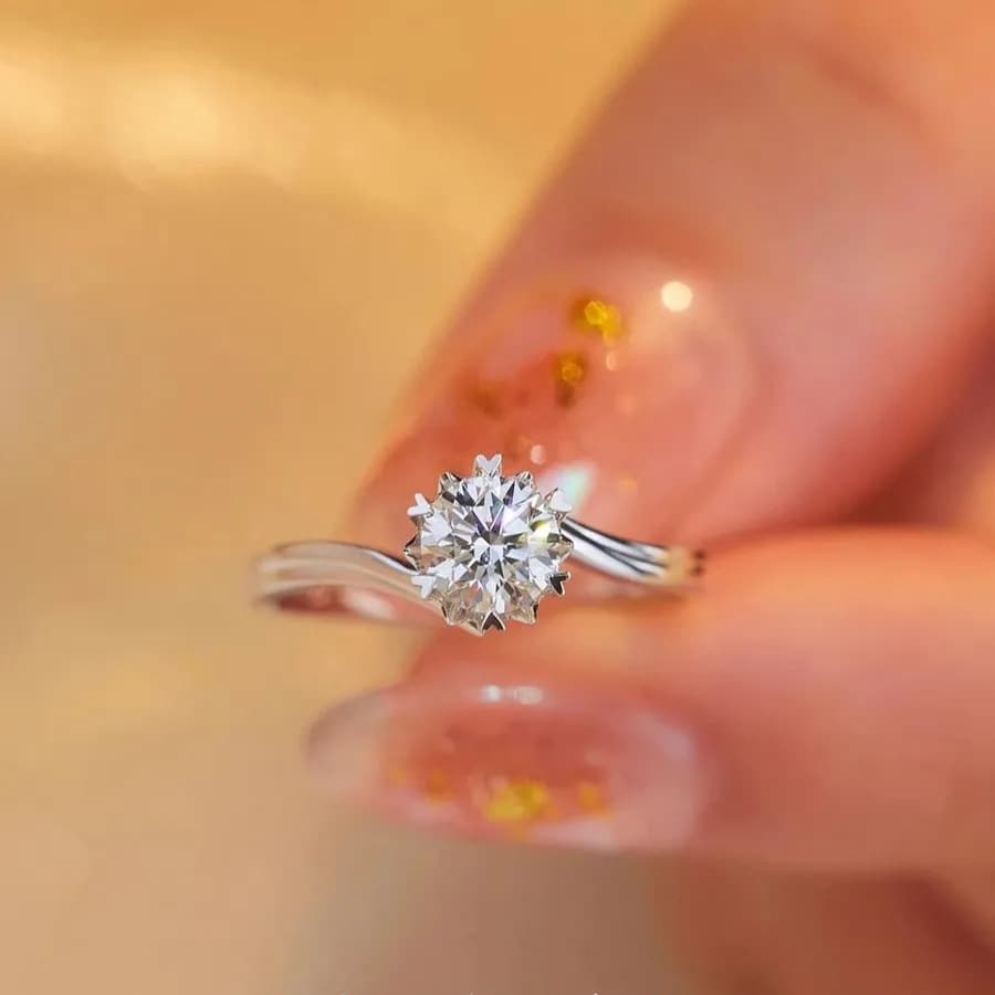 Anillo de Compromiso Ajustable en Plata con Zirconia y Garras de Corazón 7