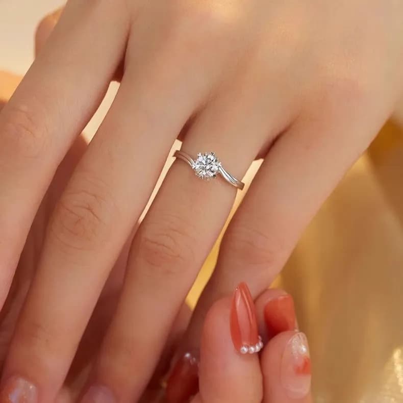 Anillo de Compromiso Ajustable en Plata con Zirconia y Garras de Corazón 8