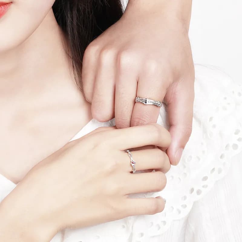 Majestuoso y Delicado: Anillo "Encanto de Cisne" con Brillo Sutil